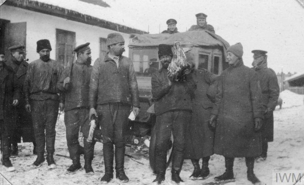  Члены Королевской военно морской службы и Императорской русской армии собирали мясные пайки в городе Тирасполь